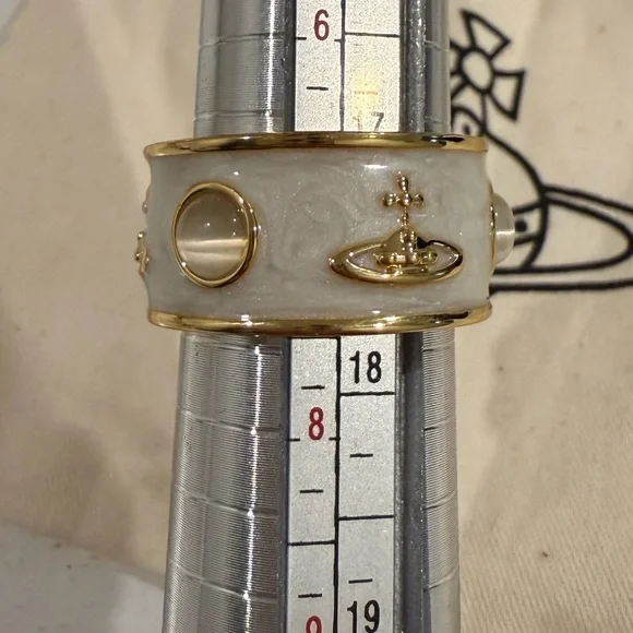 Vivienne Westwood King Ring in White Enamel - Picture 3 of 4